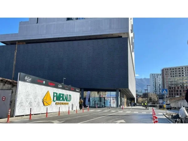 Tirane, shes apartament 1+1+Aneks+Ballkon Kati 6, 81 m² 153.000 € (Emerald Center)