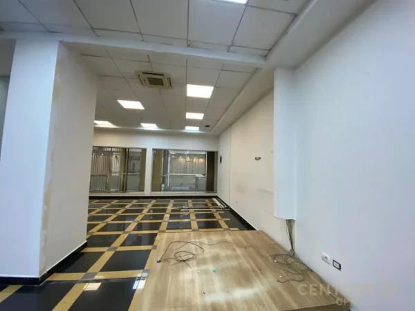 Tirane, jepet me qera zyre Kati 3, 106 m² 1.000 € (Qendra Tregtare Galeria)