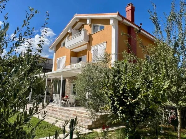 Tirane, shes Vile 3 Katshe Kati 3, 1.400 m² 650.000 € (Petrele)