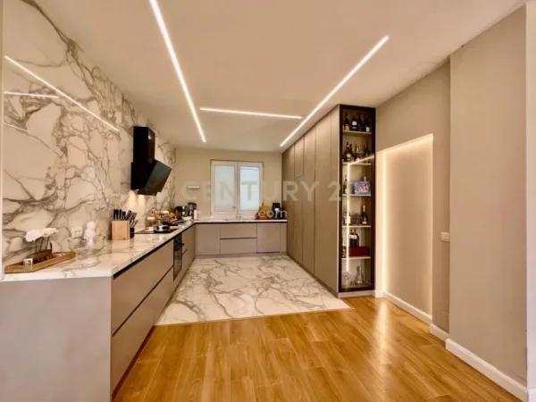 Tirane, shes Vile 3 Katshe Kati 3, 1.400 m² 650.000 € (Petrele)