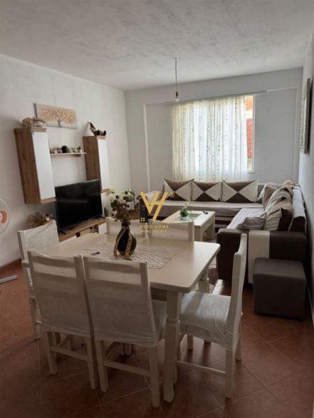 Tirane, jepet me qera apartament 2+1+Ballkon Kati 4, 90 m² 420 € (FRESKU)