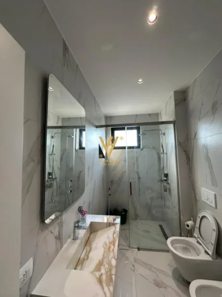 Tirane, jepet me qera apartament 3+1+Ballkon Kati 11, 126 m² 1.000 € (ASTIR)