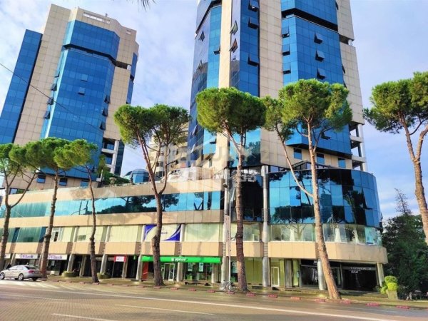 Tirane, jepet me qera ambjent biznesi Kati 6, 275 m² 6.000 € (Prane Kullave Binjake)
