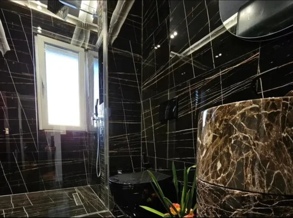 Tirane, jepet me qera apartament 1+1 , 60 m² 800 € (Bllok)