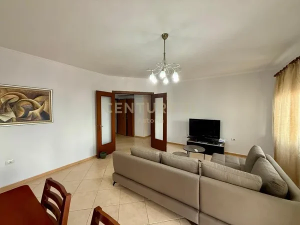 Tirane, jepet me qera apartament 2+1+Aneks+Ballkon Kati 8, 120 m² 800 € 