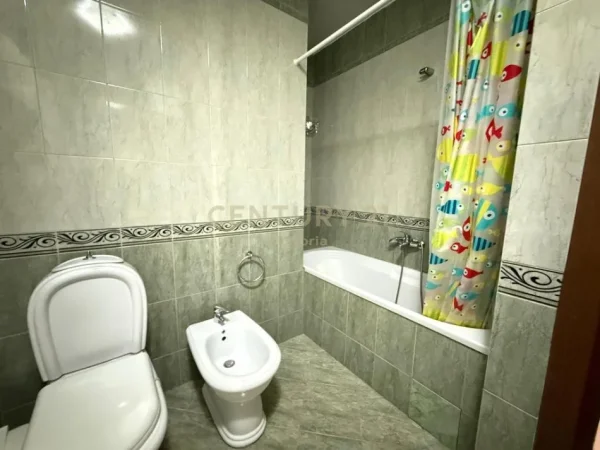 Tirane, jepet me qera apartament 2+1+Aneks+Ballkon Kati 8, 120 m² 800 € 