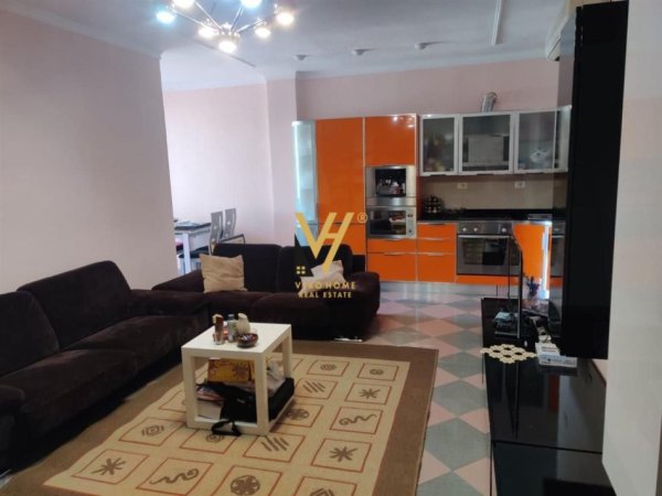 Tirane, jepet me qera apartament 2+1+Ballkon Kati 8, 90 m² 800 € (BLLOK)