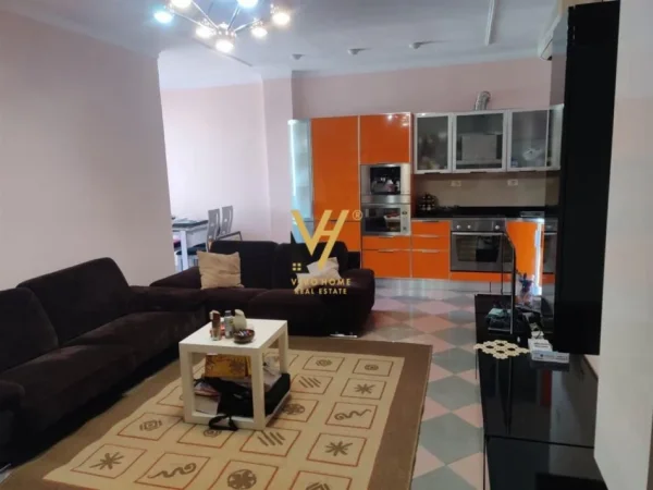 Tirane, jepet me qera apartament 2+1+Ballkon Kati 8, 90 m² 800 € (BLLOK)