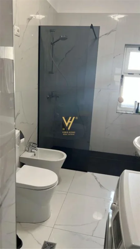 Tirane, jepet me qera apartament 2+1+Ballkon Kati 8, 90 m² 800 € (BLLOK)