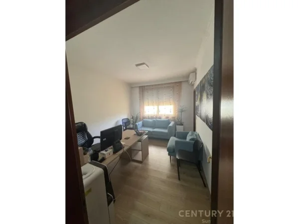 Tirane, jepet me qera zyre Kati 4, 136 m² 700 € 