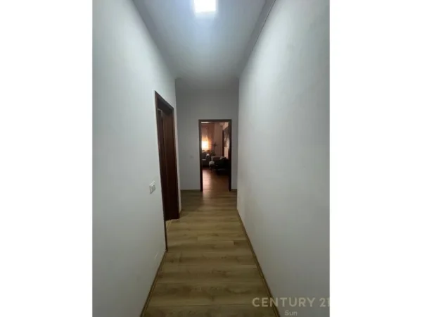 Tirane, jepet me qera zyre Kati 4, 136 m² 700 € 