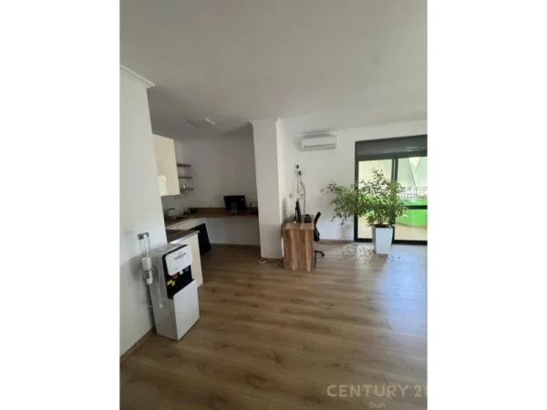 Tirane, jepet me qera zyre Kati 4, 136 m² 700 € 
