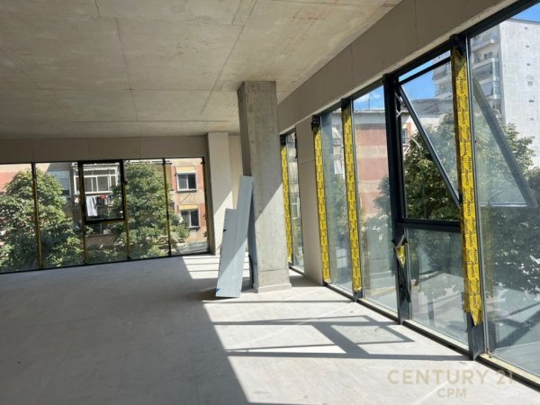 Tirane, jepet me qera ambjent biznesi Kati 3, 251 m² 5.000 € 