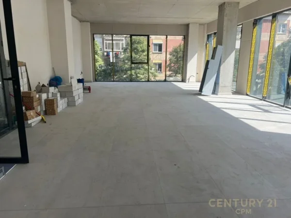 Tirane, jepet me qera ambjent biznesi Kati 3, 251 m² 5.000 € 