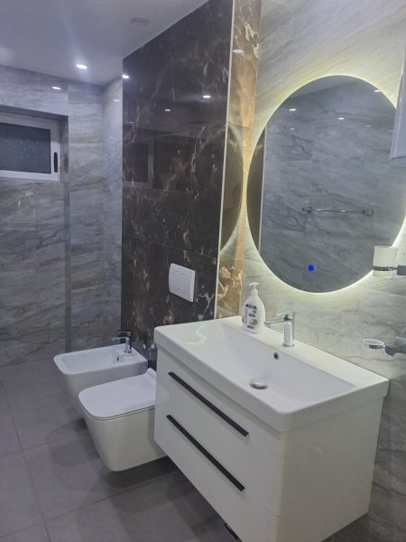 Tirane, jepet me qera zyre Kati 2, 80 m² 1.200 € (9-Katshet)