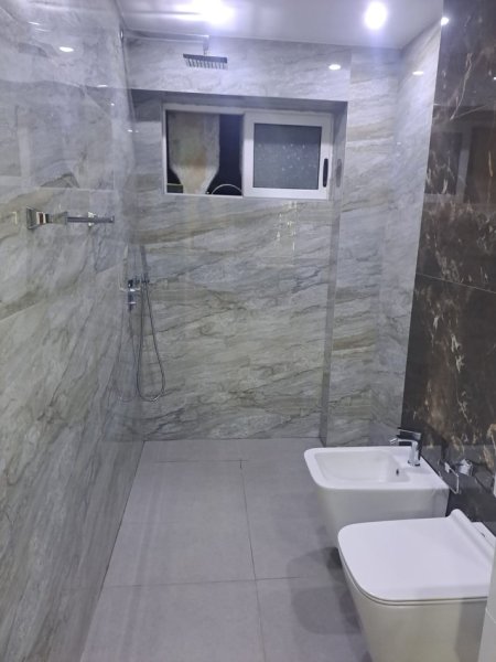Tirane, jepet me qera zyre Kati 2, 80 m² 1.200 € (9-Katshet)