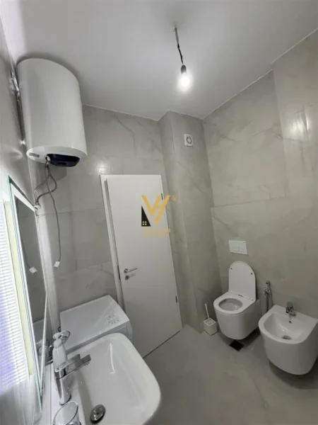 Tirane, jepet me qera apartament 1+1+Ballkon Kati 7, 65 m² 550 € (ALI DEMI)