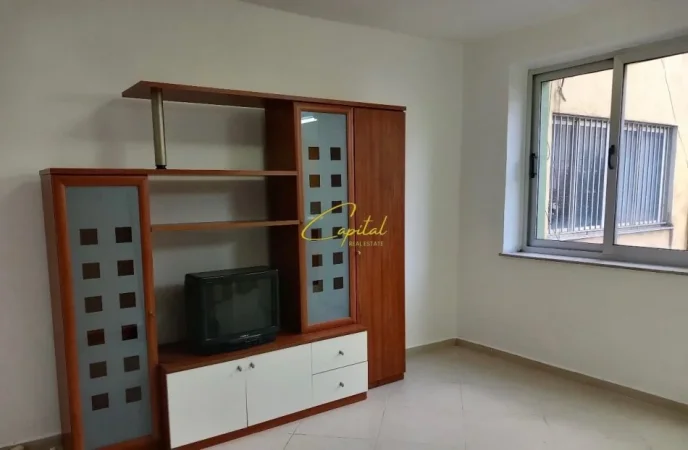 Tirane, jepet me qera apartament 3+1 Kati 2, 90 m² 600 € (PAZARI I RI)