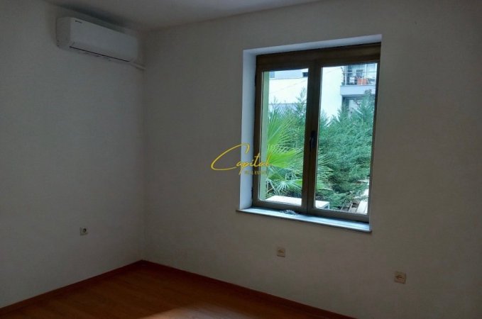 Tirane, jepet me qera apartament 3+1 Kati 2, 90 m² 600 € (PAZARI I RI)