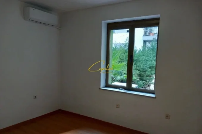 Tirane, jepet me qera apartament 3+1 Kati 2, 90 m² 600 € (PAZARI I RI)