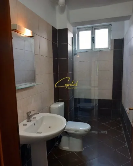 Tirane, jepet me qera apartament 3+1 Kati 2, 90 m² 600 € (PAZARI I RI)
