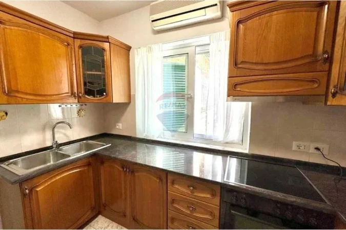 Tirane, jepet me qera apartament 2+1+Aneks+Ballkon , 87 m² 650 € (rruga Fortuzi)