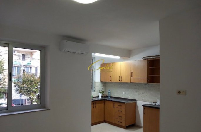 Tirane, jepet me qera zyre Kati 0, 90 m² 600 € (PAZARI I RI)