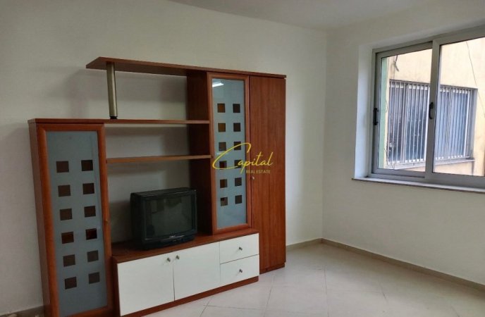 Tirane, jepet me qera zyre Kati 0, 90 m² 600 € (PAZARI I RI)