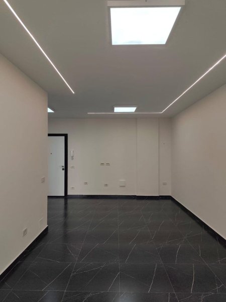 Tirane, jepet me qera zyre Kati 6, 75 m² 550 € (MINE PEZA GOLDEN TOWER)