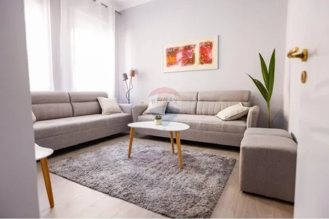 Tirane, jepet me qera apartament 1+1+Aneks Kati 3, 63 m² 700 € (Bulevardi Zogu i I)