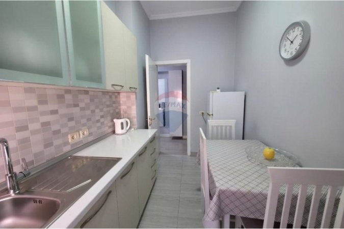 Tirane, jepet me qera apartament 1+1+Aneks Kati 3, 63 m² 700 € (Bulevardi Zogu i I)