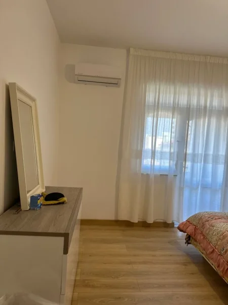 Tirane, jepet me qera apartament 2+1+Ballkon Kati 3, 107 m² 750 € (PAZARI I RI)