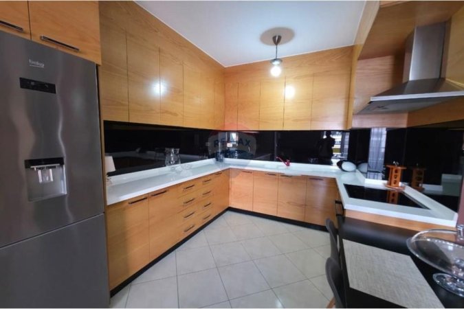 Tirane, jepet me qera apartament 2+1+Aneks+Ballkon Kati 3, 100 m² 750 € (Prane PAllatit me Shigjeta)