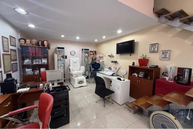 Shitet ambient komercial në Rrugën e Elbasanit! (125'000 Euro)