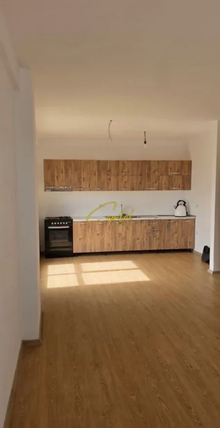 Tirane, jepet me qera apartament 3+1 Kati 3, 135 m² 450 € (RRUGA 5 MAJI)