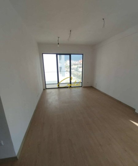 Tirane, jepet me qera apartament 3+1 Kati 3, 135 m² 450 € (RRUGA 5 MAJI)