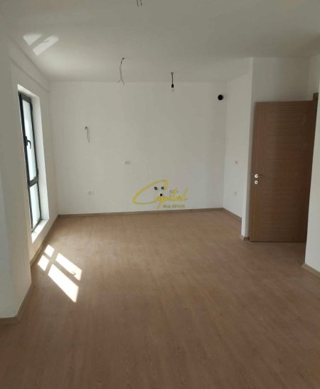 Tirane, jepet me qera apartament 3+1 Kati 3, 135 m² 450 € (RRUGA 5 MAJI)