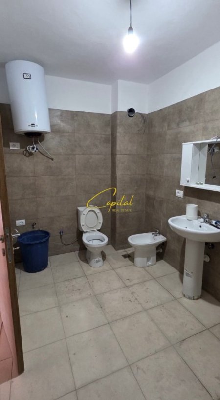 Tirane, jepet me qera apartament 3+1 Kati 3, 135 m² 450 € (RRUGA 5 MAJI)
