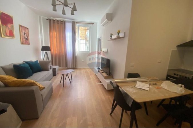 Tirane, jepet me qera apartament 1+1 , 51 m² 700 € (Prane Shkolles se Kuqe)