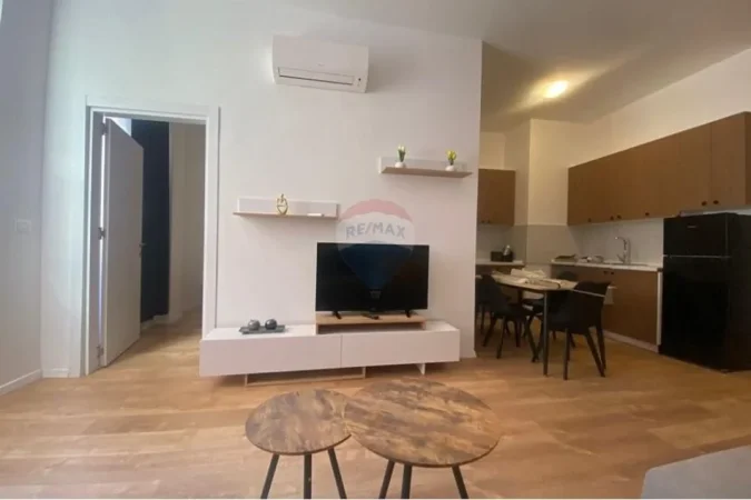 Tirane, jepet me qera apartament 1+1 , 51 m² 700 € (Prane Shkolles se Kuqe)