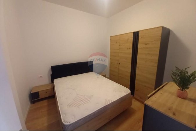 Tirane, jepet me qera apartament 1+1 , 51 m² 700 € (Prane Shkolles se Kuqe)