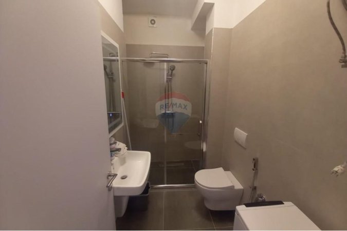 Tirane, jepet me qera apartament 1+1 , 51 m² 700 € (Prane Shkolles se Kuqe)