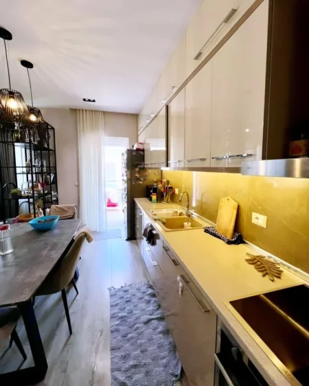 Tirane, shitet apartament 2+1 , 130 m² (liqeni thate)