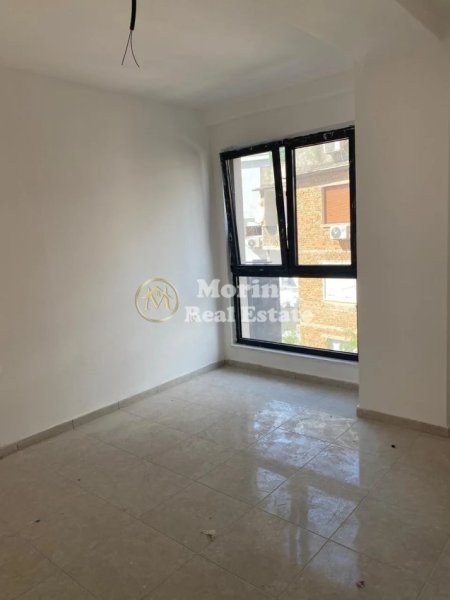 Tirane, jepet me qera apartament 3+1 Kati 7, 120 m² 800 € (Pazari i Ri)