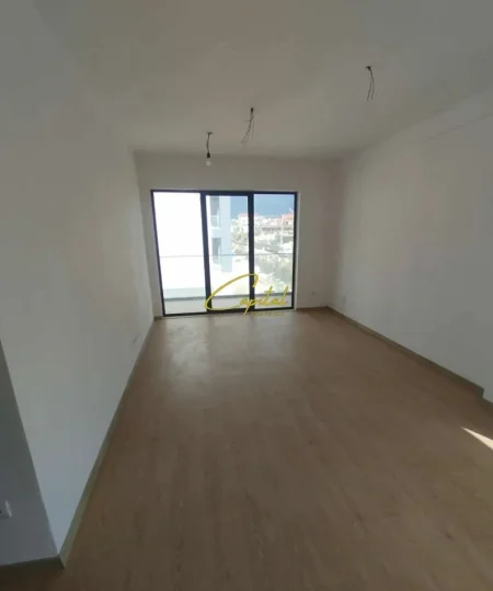 Tirane, jepet me qera zyre Kati 3, 135 m² 450 € (RRUGA 5 MAJI)