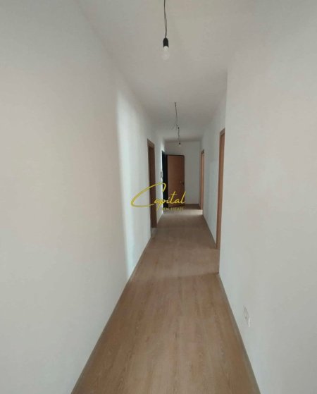 Tirane, jepet me qera zyre Kati 3, 135 m² 450 € (RRUGA 5 MAJI)