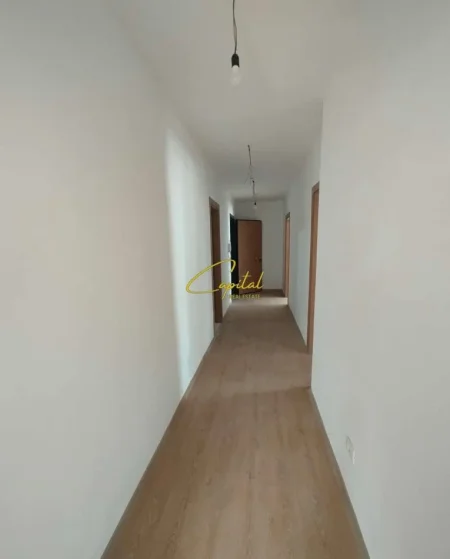 Tirane, jepet me qera zyre Kati 3, 135 m² 450 € (RRUGA 5 MAJI)