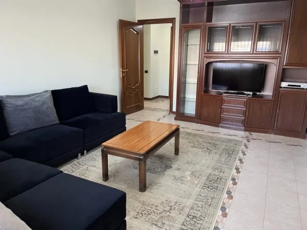 Durres, jepet me qera apartament 3+1 Kati 3, 138 m² 850 € (Stacioni i Trenit, Banka Intesa San Paolo)