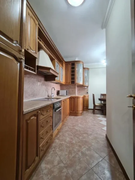 Durres, jepet me qera apartament 3+1 Kati 3, 138 m² 850 € (Stacioni i Trenit, Banka Intesa San Paolo)