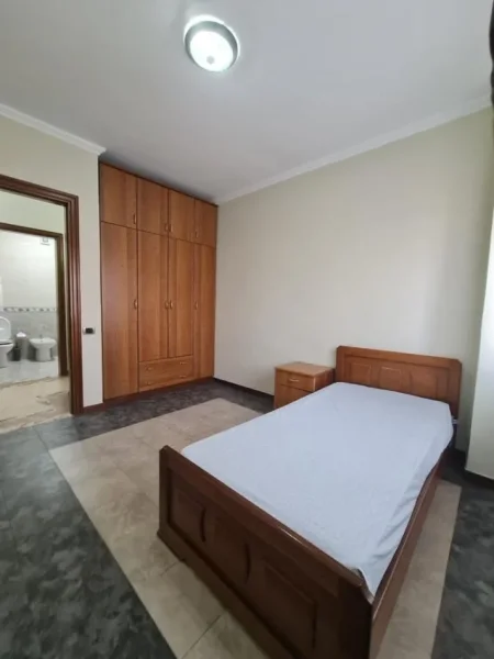 Durres, jepet me qera apartament 3+1 Kati 3, 138 m² 850 € (Stacioni i Trenit, Banka Intesa San Paolo)